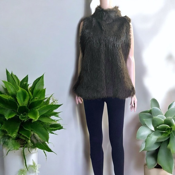Kenar Women’s Brown Faux Fur Vest - Picture 2 of 16